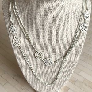 ❌SOLD❌ Long, versatile white necklace - VGUC